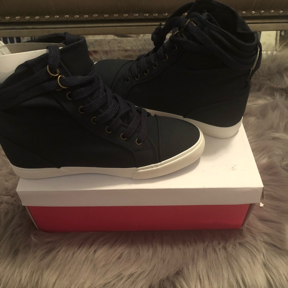 Wedge tennis shoe